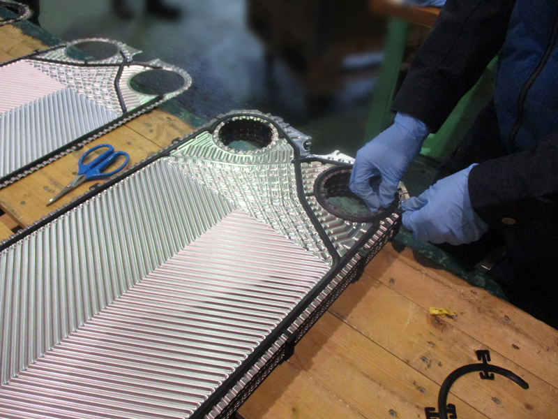 プレート式熱交換器新ガスケット取り付け