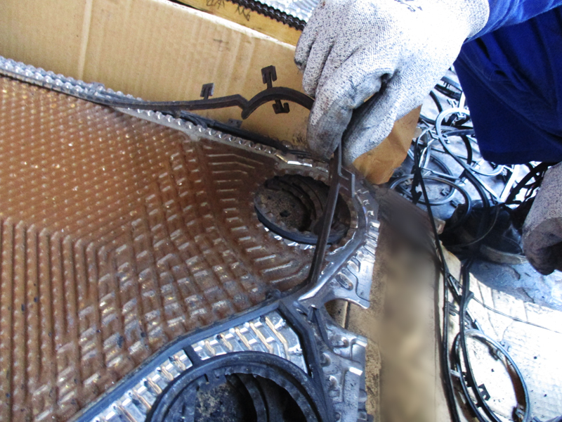 プレート式熱交換器旧ガスケット剥離